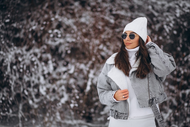 Chica de moda joven en un parque de invierno