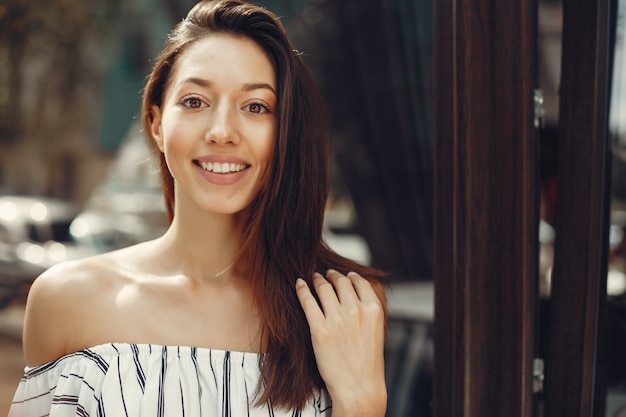 Foto gratuita chica de moda de pie en una ciudad de verano