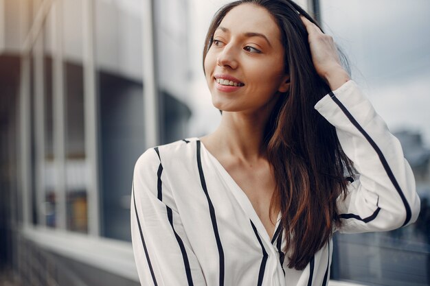 Chica de moda de pie en una ciudad de verano