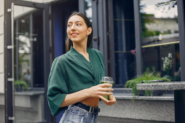 Chica de moda de pie en una ciudad de verano