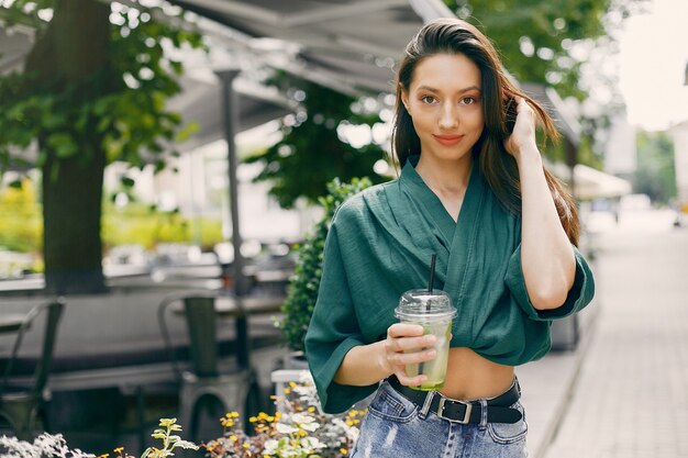 Chica de moda de pie en una ciudad de verano