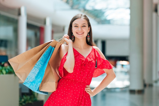 Chica de moda posando en el centro comercial