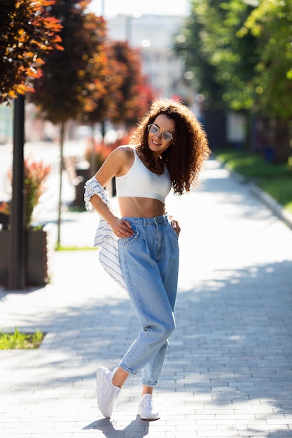 Chica de moda posando con gafas de sol