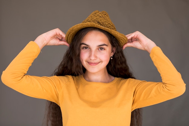Foto gratuita chica de moda con sombrero de paja