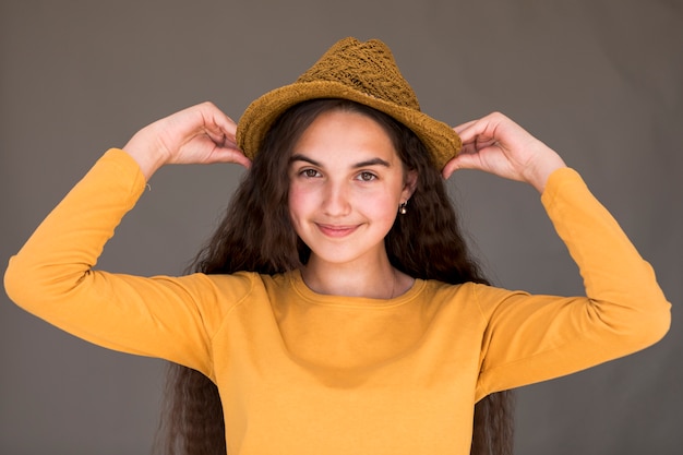 Chica de moda con sombrero de paja