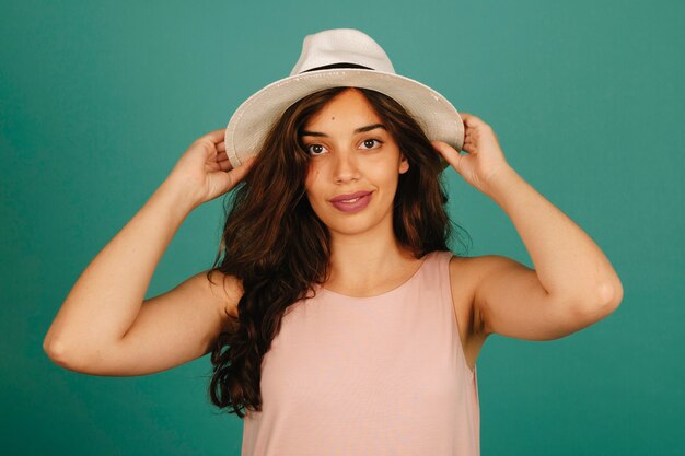 Foto gratuita chica de moda con sombrero