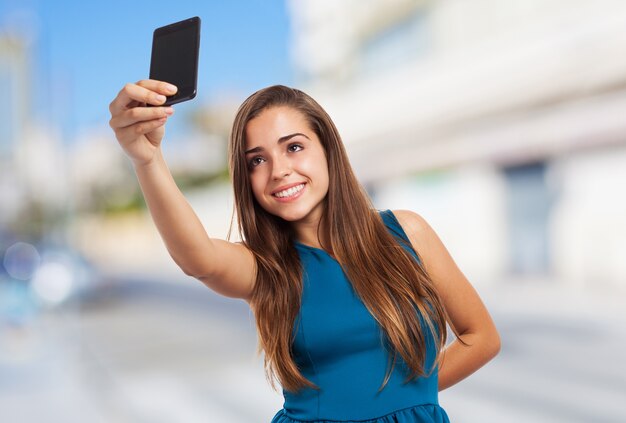 Chica a la moda sonriendo a la cámara