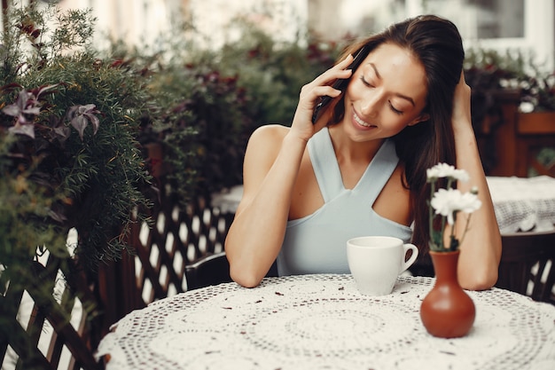 Foto gratuita chica de moda tomando un café en un café