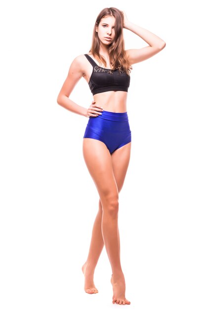 Chica modelo alta de moda en la moderna suite de natación aislada sobre fondo blanco de estudio