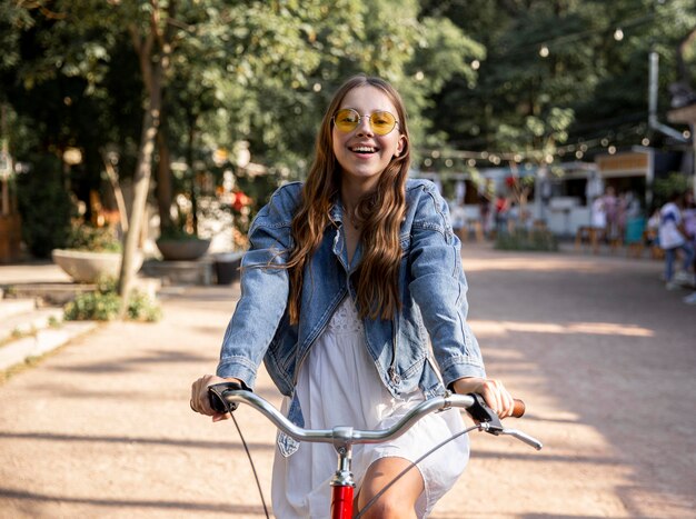 Chica montando bicicleta