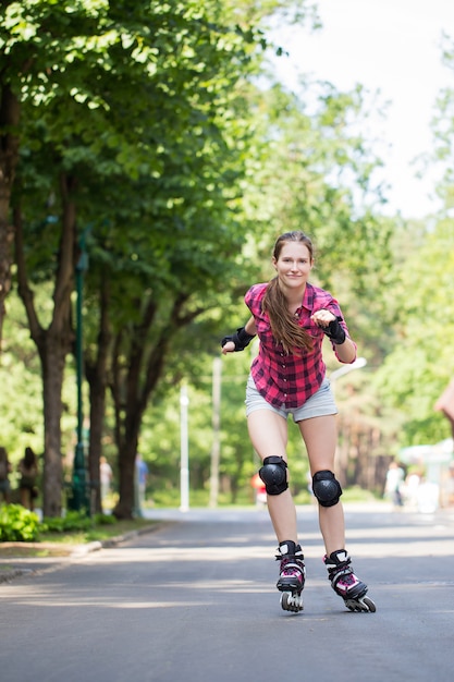 Foto gratuita chica montando patines