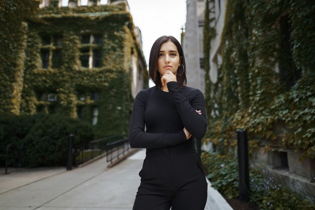 chica morena caminando por el parque durante el otoño