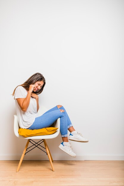 Chica morena hablando por teléfono