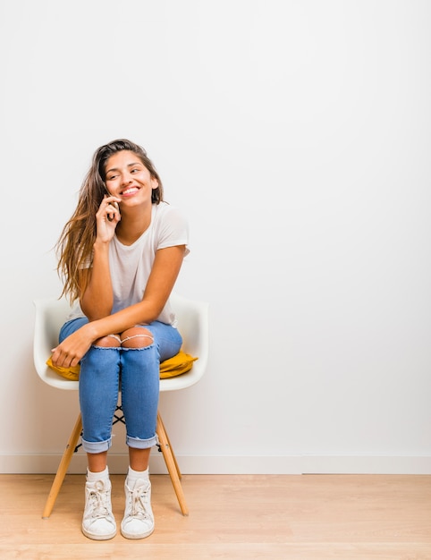 Chica morena hablando por teléfono