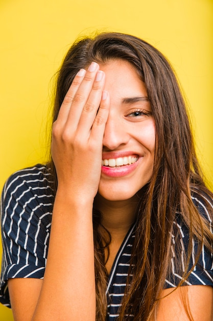 Foto gratuita chica morena con la mano en la cara