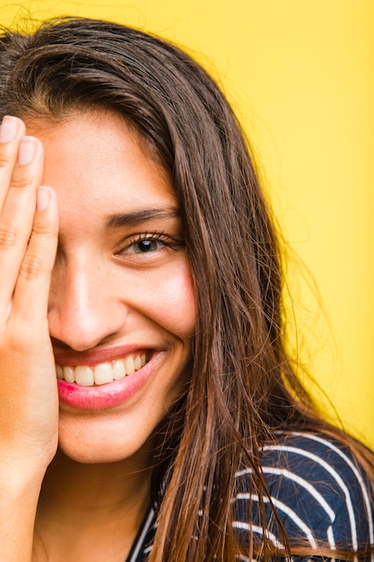 Foto gratuita chica morena con la mano en la cara