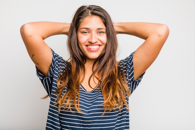 Chica morena posando con camiseta a rayas