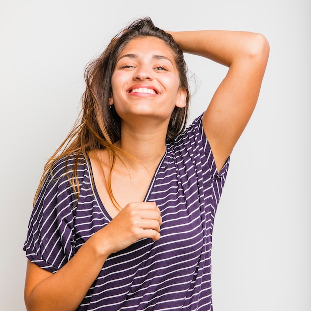 Foto gratuita chica morena posando con camiseta a rayas