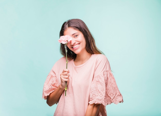 Chica morena posando con flores