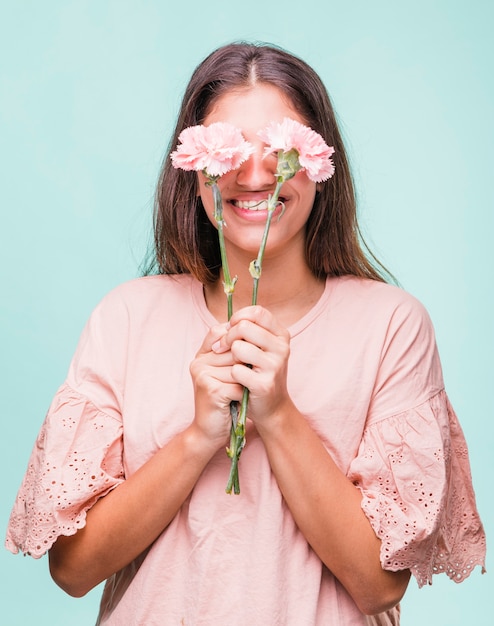 Chica morena posando con flores