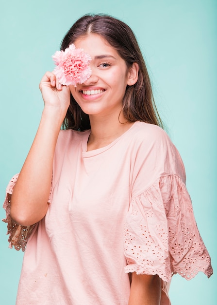 Chica morena posando con flores