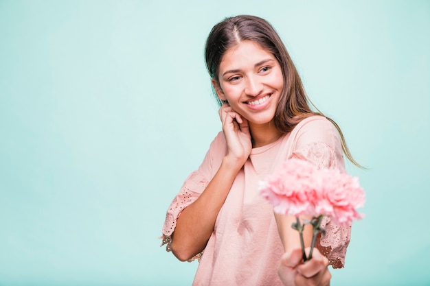 Chica morena posando con flores