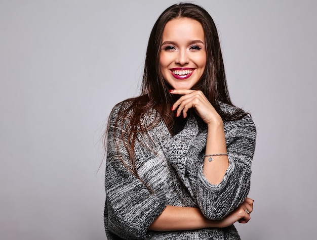 Foto gratuita chica morena en ropa casual suéter cálido en gris con maquillaje de noche y labios coloridos