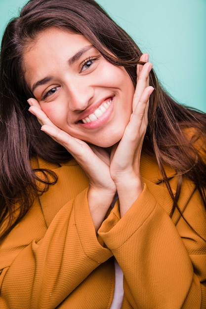 Foto gratuita chica morena sonriente posando con abrigo