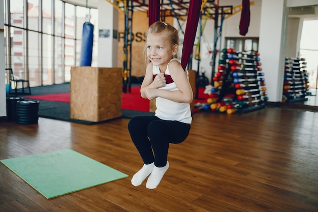 Chica en una mosca de yoga