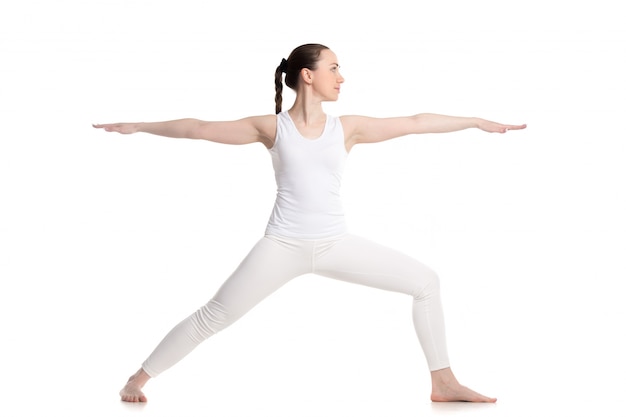 Chica mostrando su equilibrio en clase de yoga