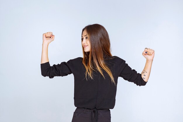 Chica mostrando su puño y fuerza. Foto de alta calidad