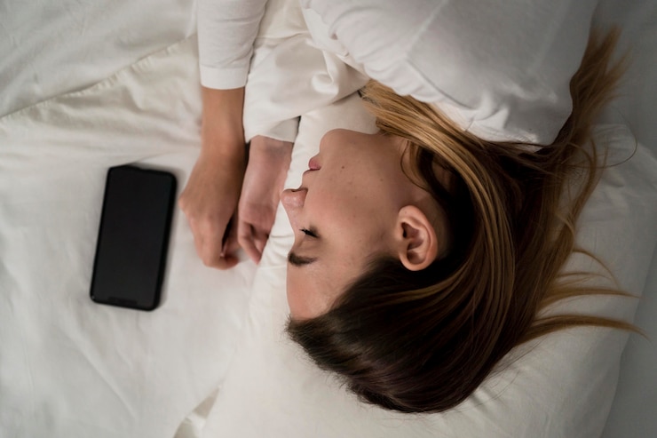 Foto gratuito chica con móvil mientras duerme