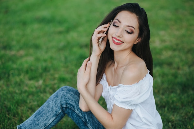 chica móvil de primavera árbol fuera