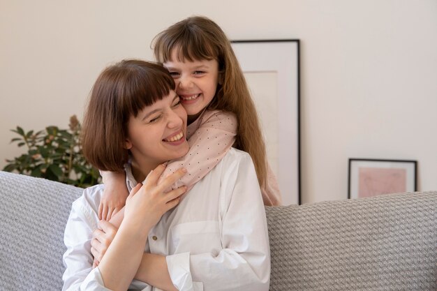 Chica y mujer feliz de tiro medio