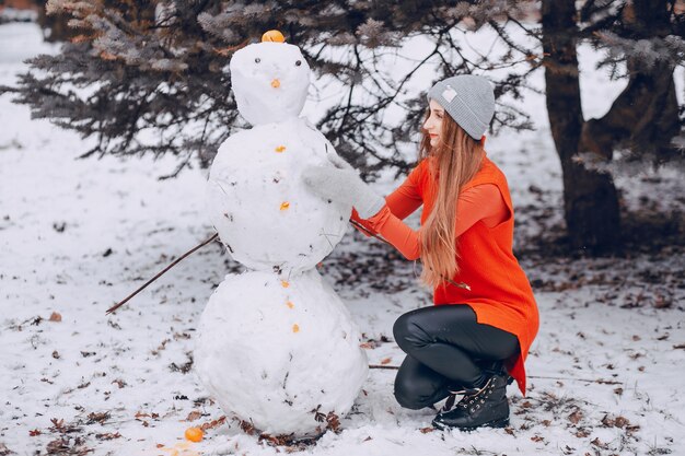 Chica con muñeco de nieve