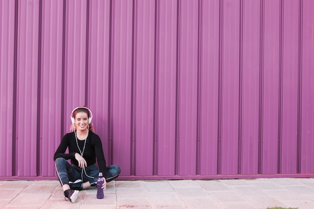 Foto gratuita chica muy deportiva sentada en el pavimento