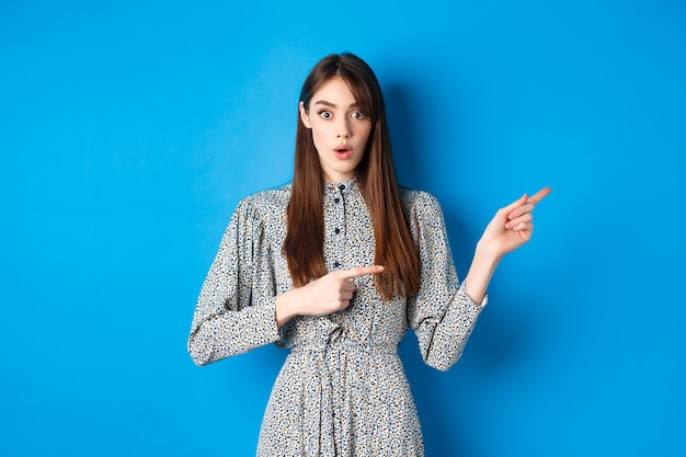 Chica natural sorprendida en vestido dice wow señalando con el dedo directamente a la promoción y se ve impresionada preguntando qu ...