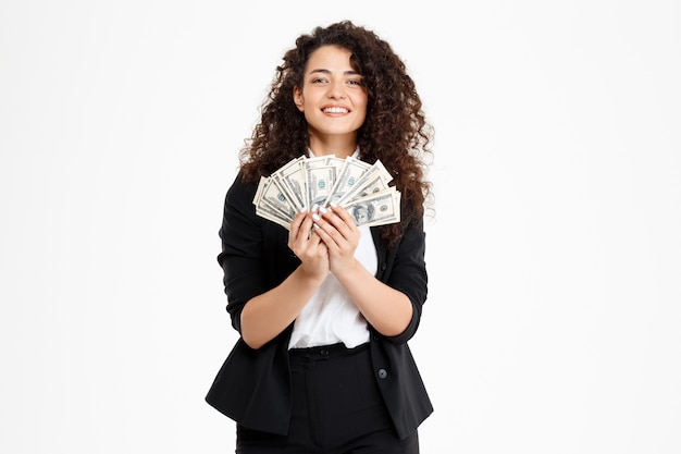 Foto gratuita chica de negocios rizado alegre con dinero