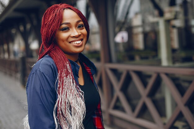 chica negra en una ciudad