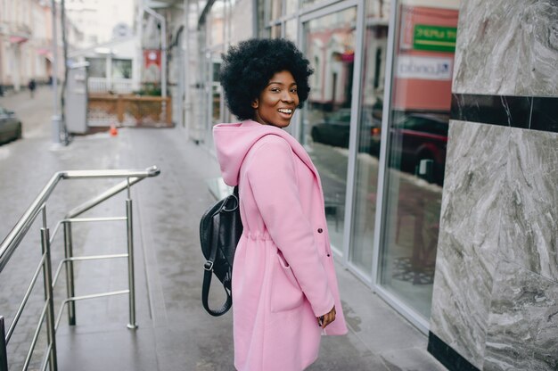 Chica negra en una ciudad