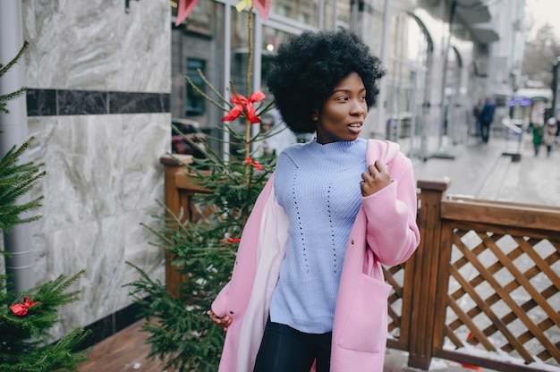 Chica negra en una ciudad