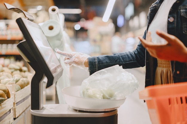 Chica negra con máscara comprar comida