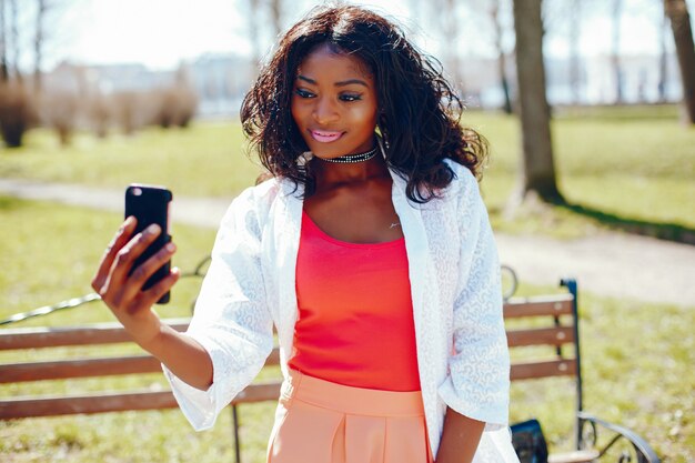 chica negra de moda en un parque