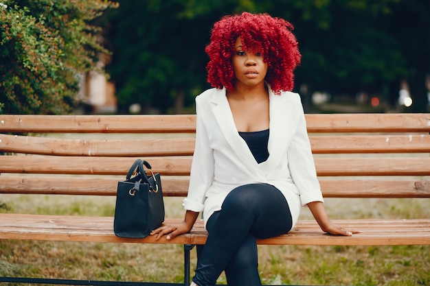 Chica negra en un parque de verano