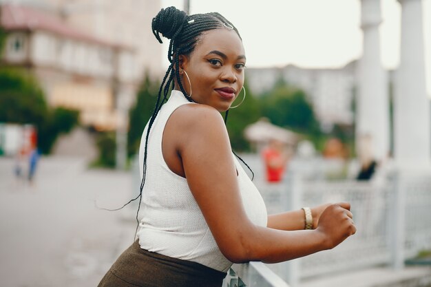 Chica negra en un parque de verano