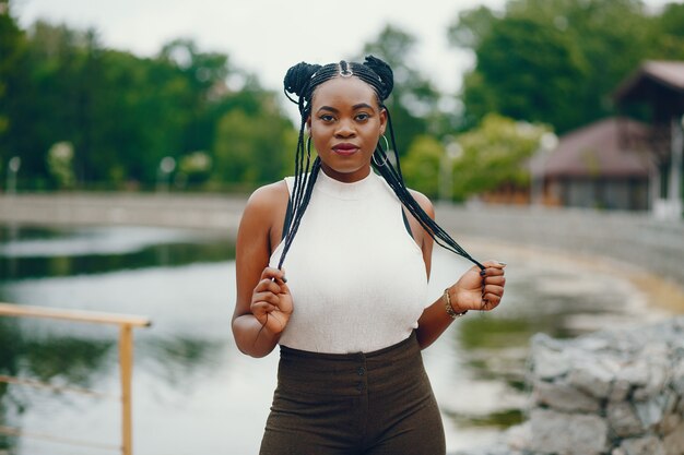 Chica negra en un parque de verano