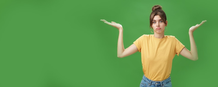 Foto gratuito chica no sé nada retrato de mujer linda insegura confundida con cabello peinado encogiéndose de hombros con rai