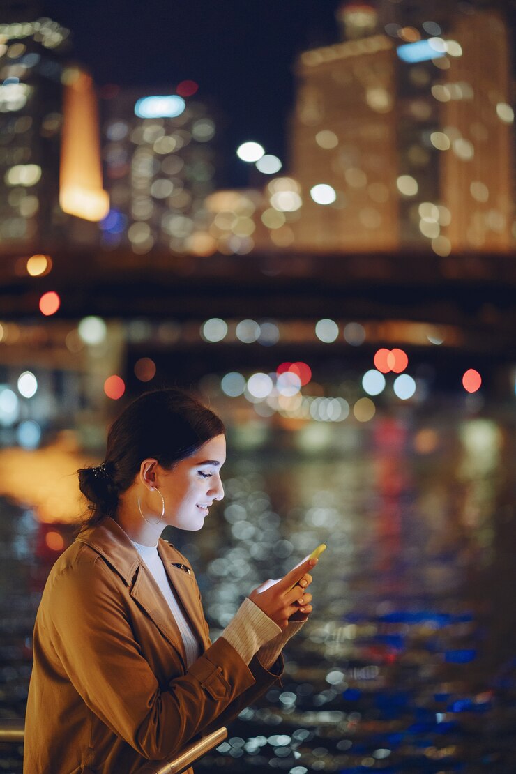 Foto gratuito chica por la noche con el teléfono