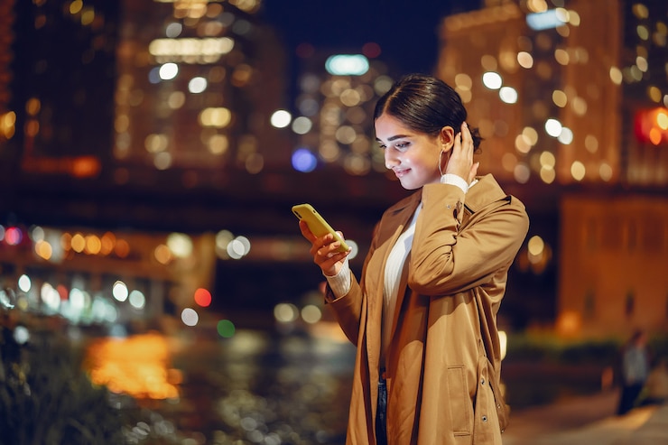 Foto gratuito chica de noche con telefono
