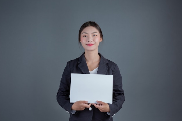 Chica de oficina sosteniendo una pizarra en blanco